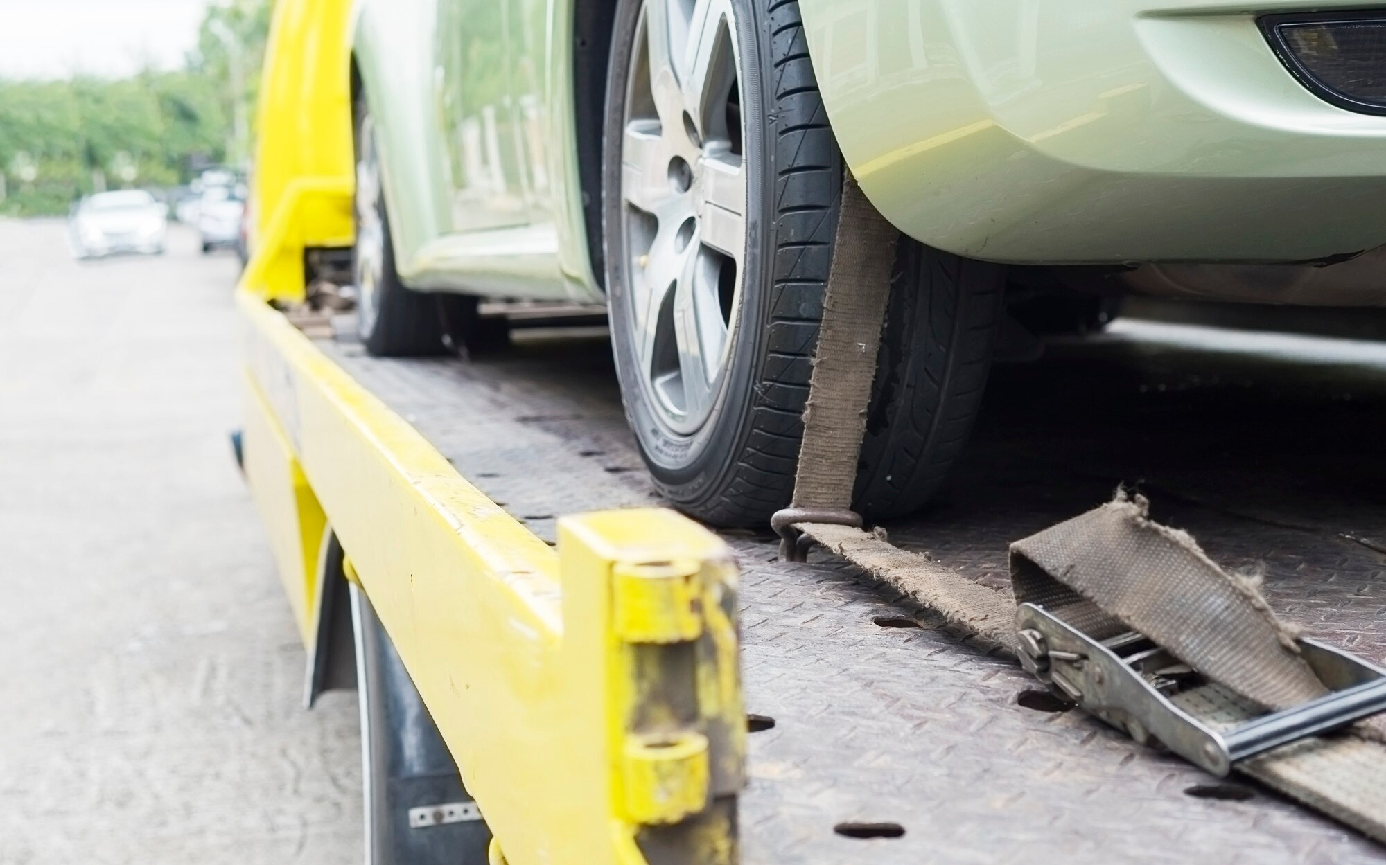 A car being towed | Source: FreePik