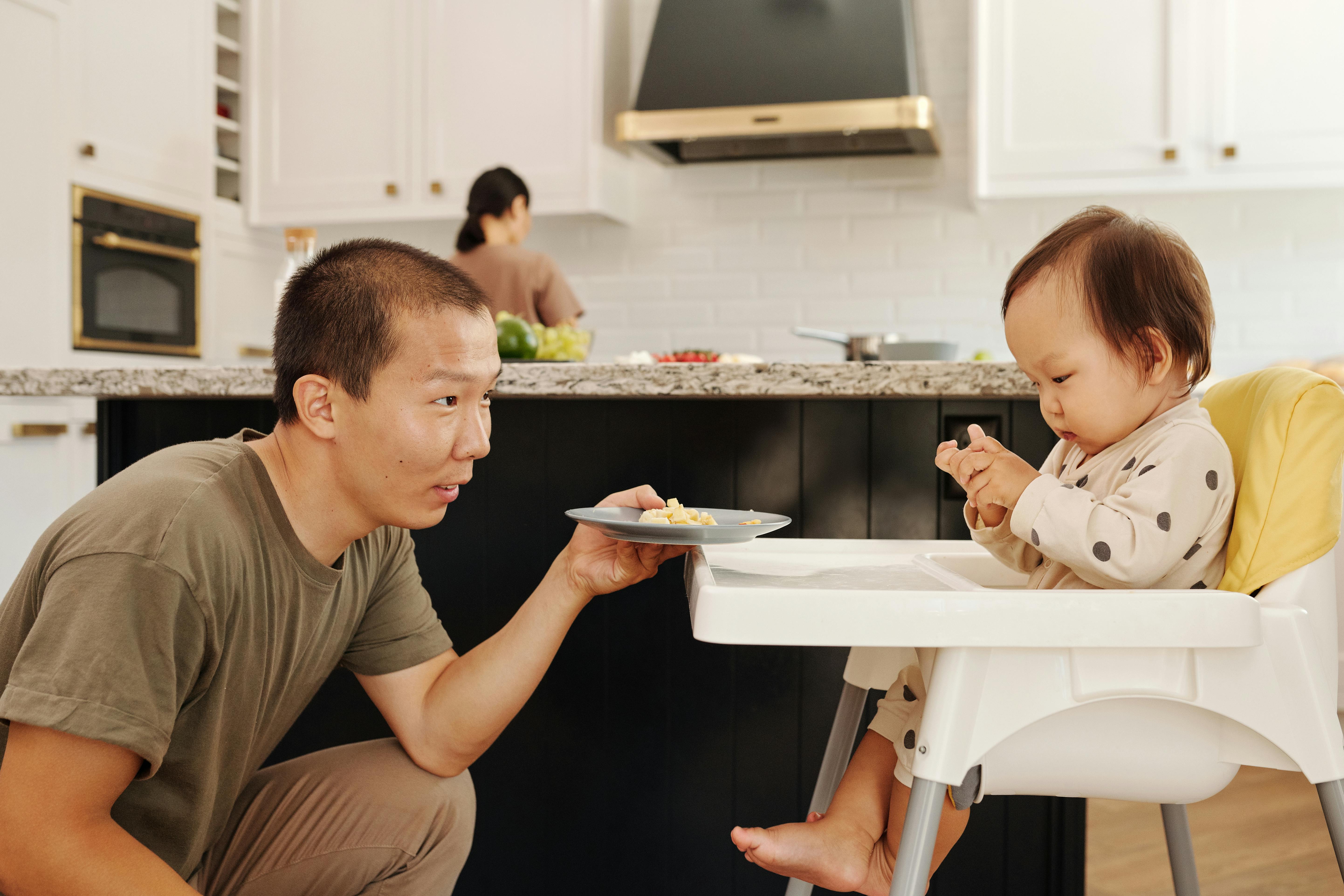 Dad feeding his baby | Source: Pexels