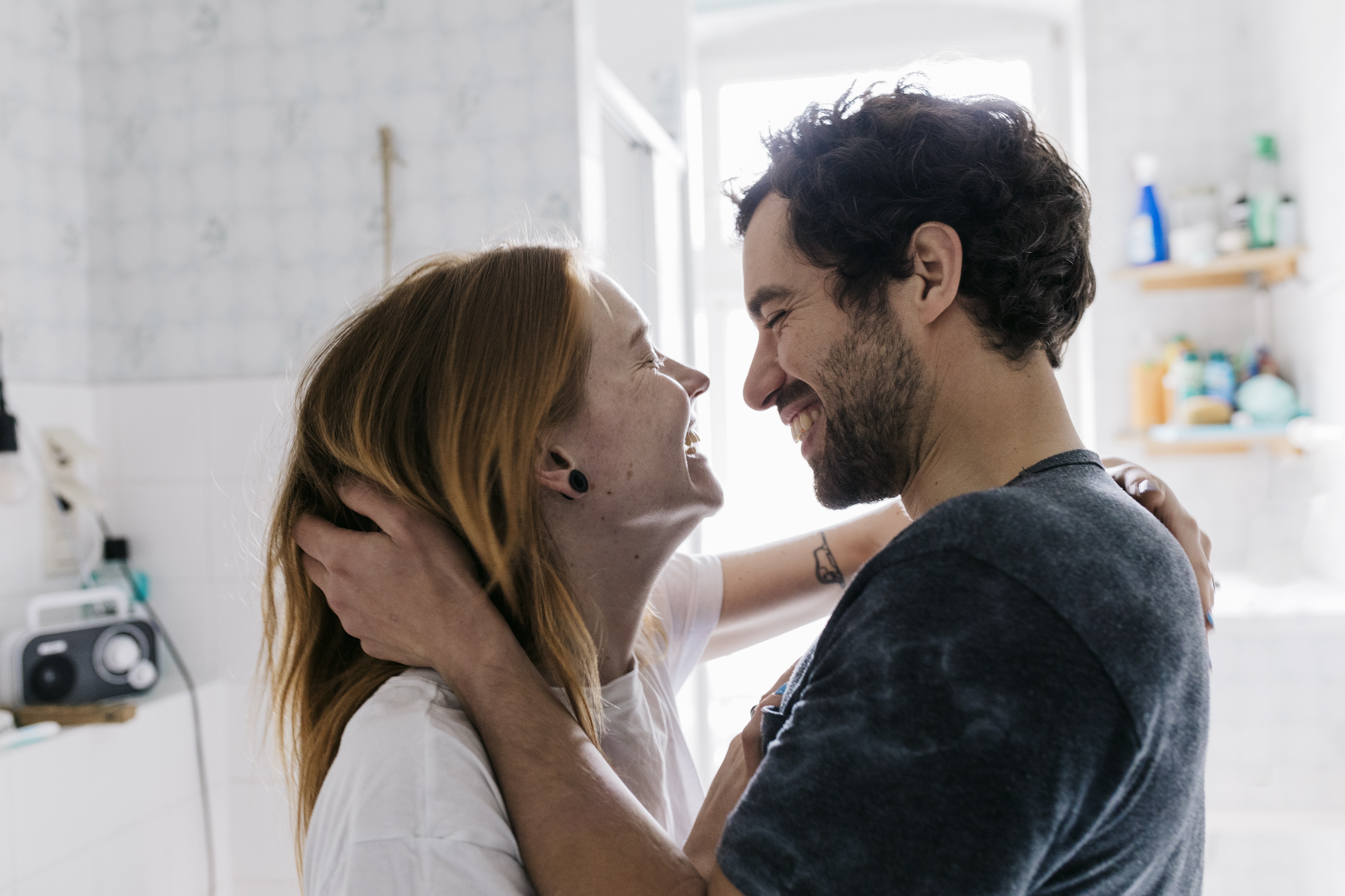 A happy couple embracing | Source: Getty Images