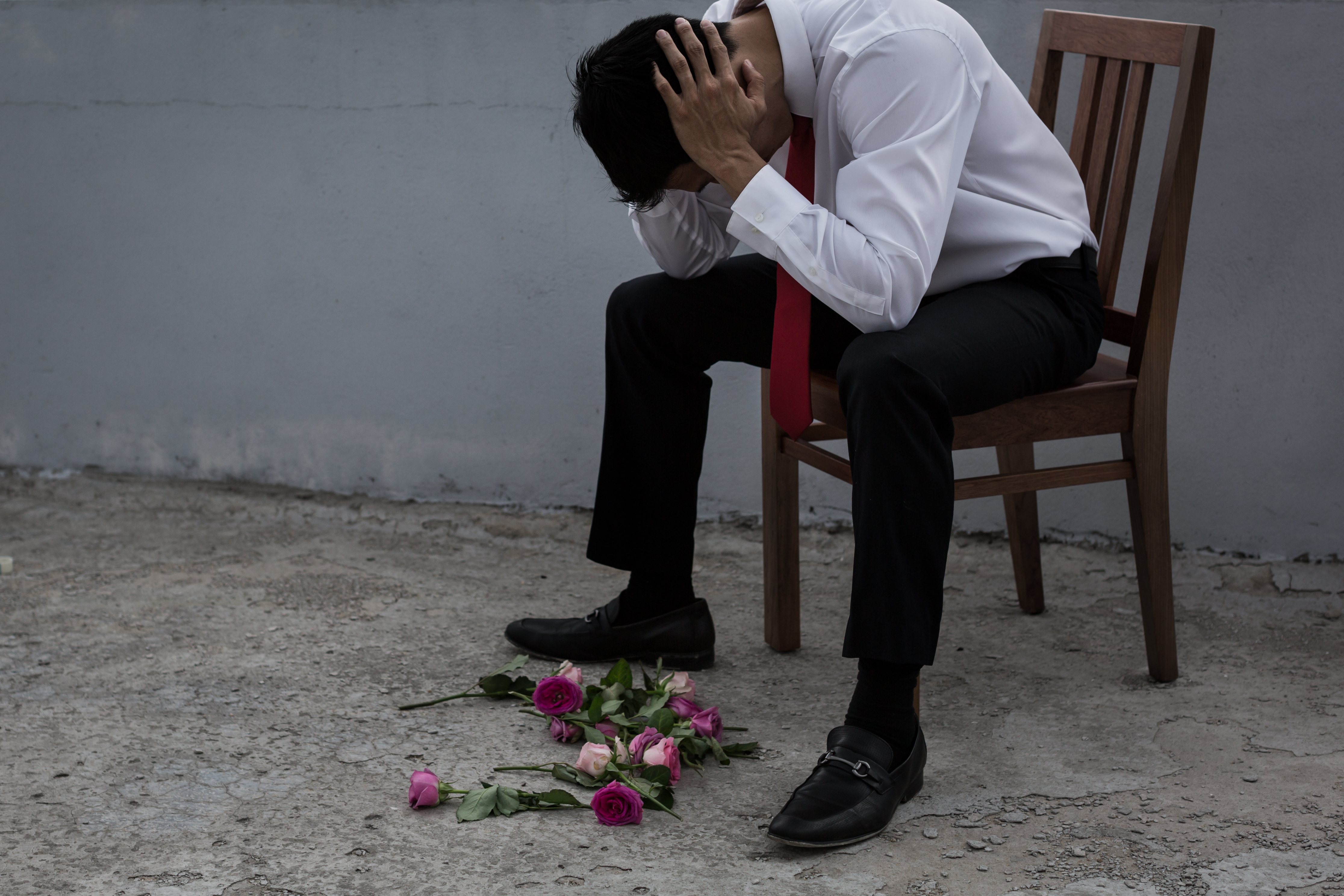 An upset groom with his head in his hands | Source: Shutterstock