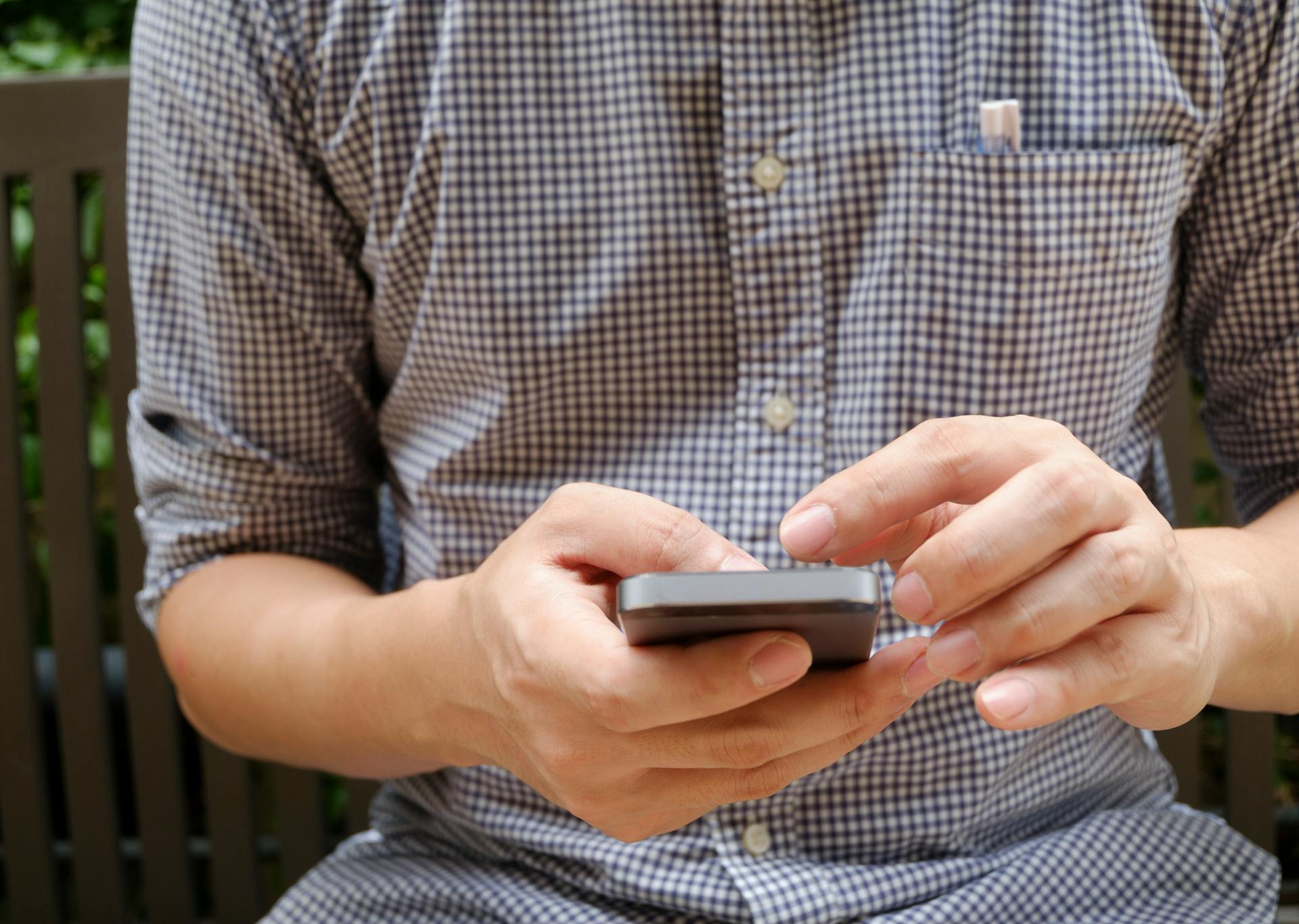 A man holding a phone | Source: Pexels