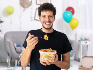 My Boyfriend Brought His Mom’s Food for Him to Eat at My Birthday Party