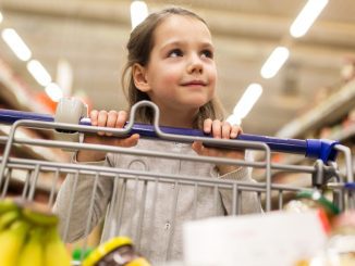 My Little Daughter Jumped to Hug a Stranger in the Supermarket – The Truth Wasn’t What I Expected