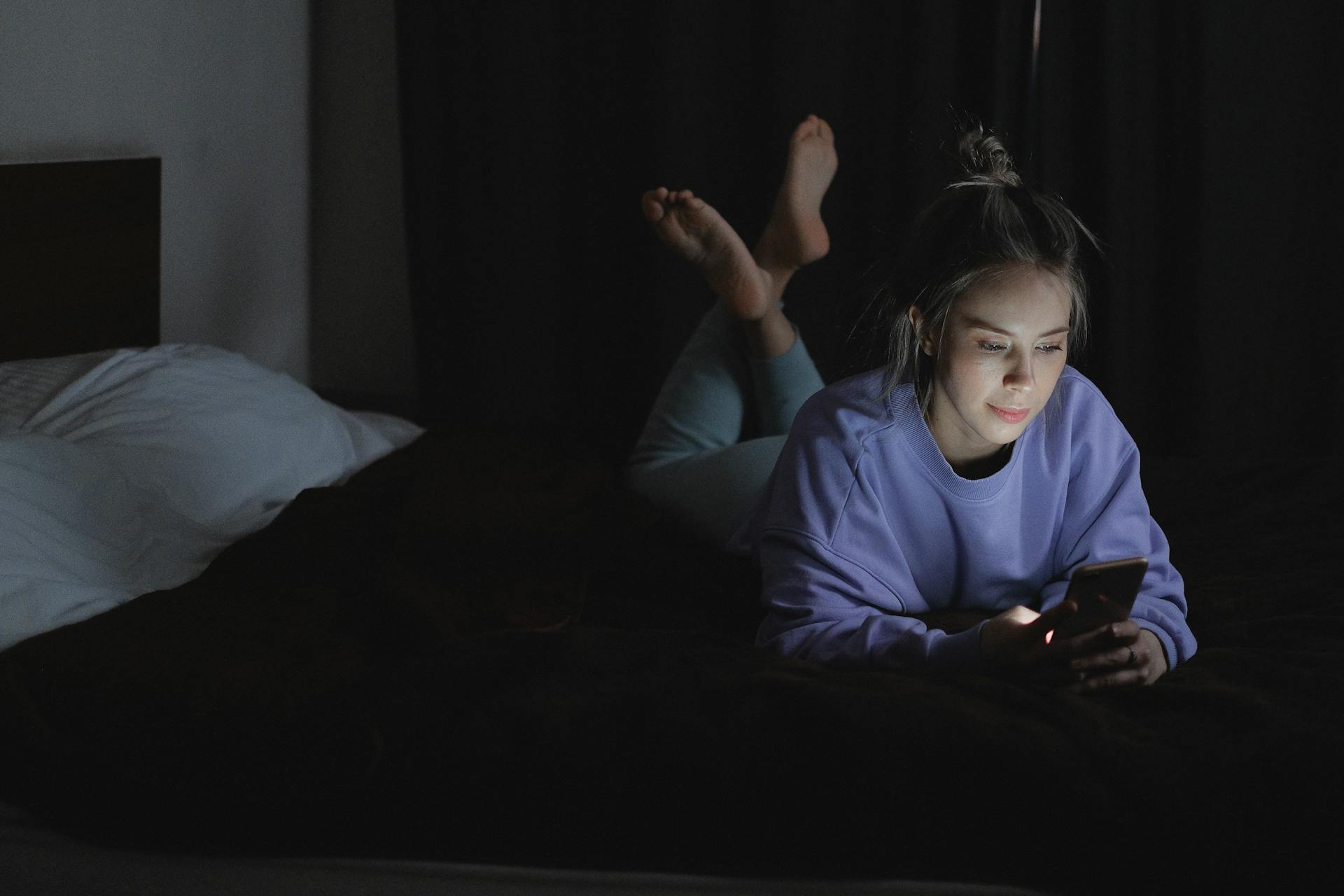 A woman using her phone | Source: Pexels