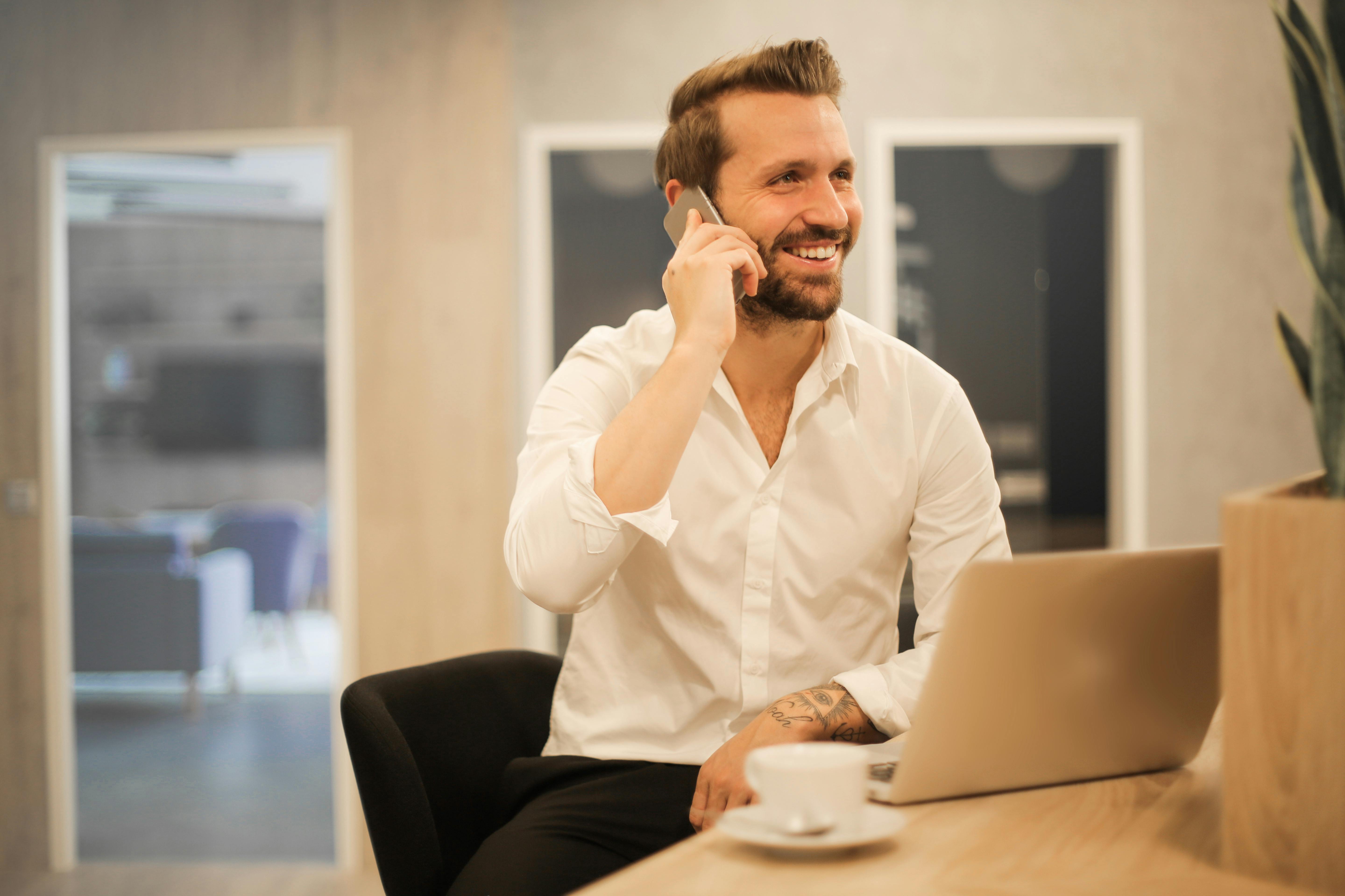 Man talking on the phone | Source: Pexels