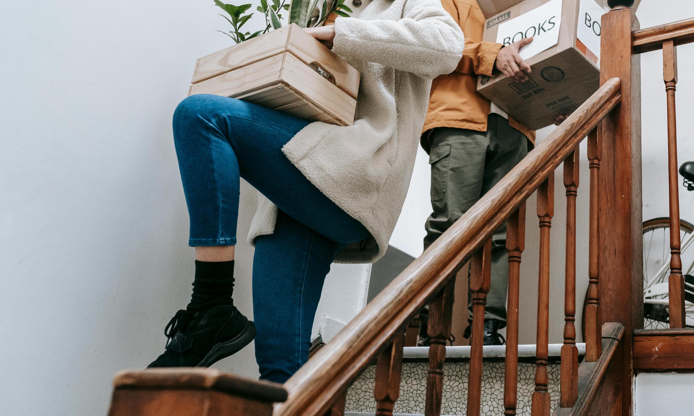 Hans and Greta packing hurriedly | Source: Pexels