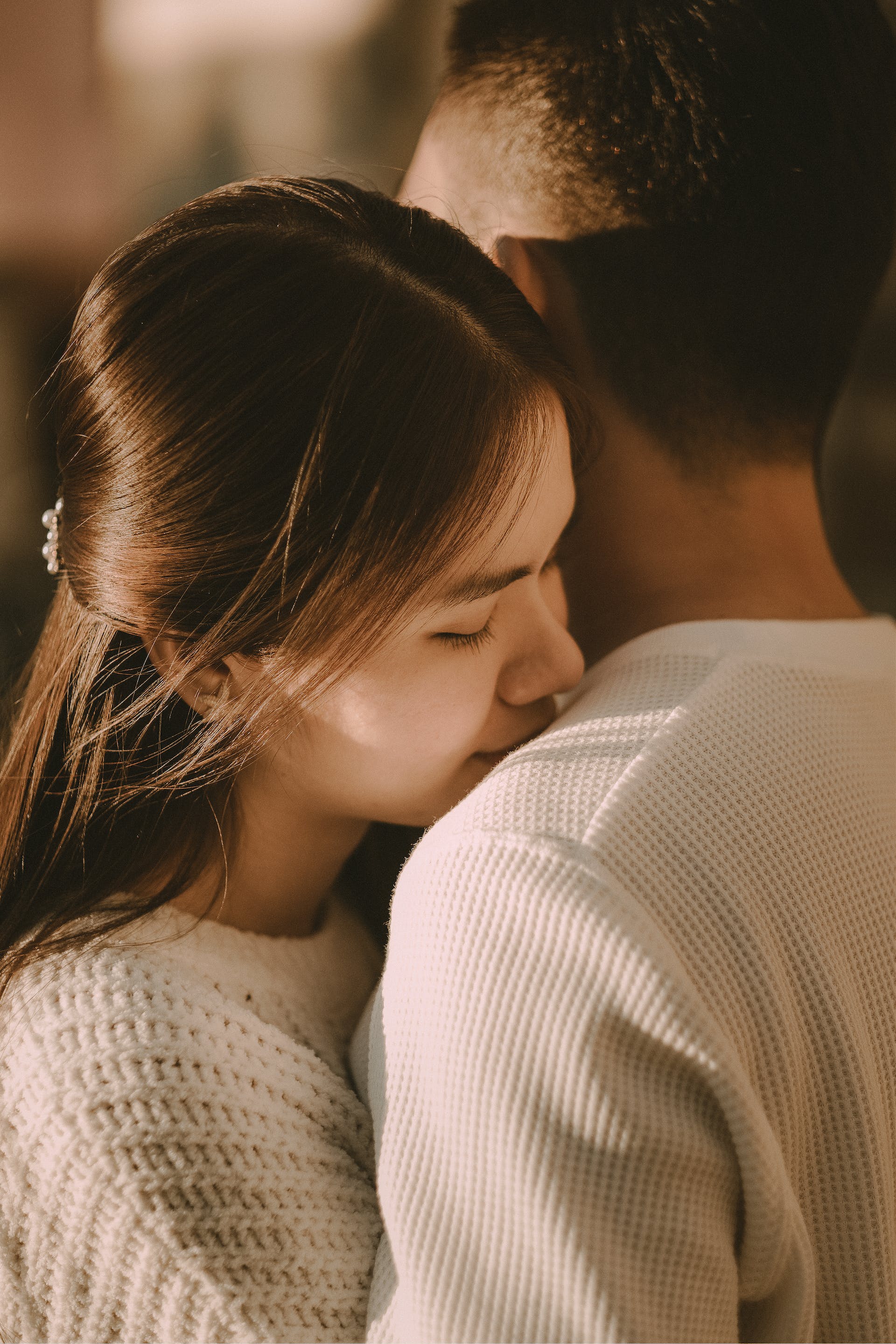 A couple hugging | Source: Pexels