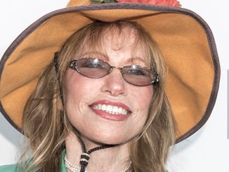 Carly Simon finally says who “You’re So Vain” is written about, confirms what we knew all along