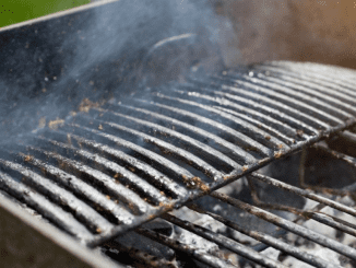 My mom taught me this trick to keep the barbecue grill spotless in just 2 minutes with zero effort. Here’s how to do it