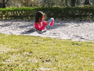 Picture of little girl ‘sinking into the ground’ is leaving people baffled